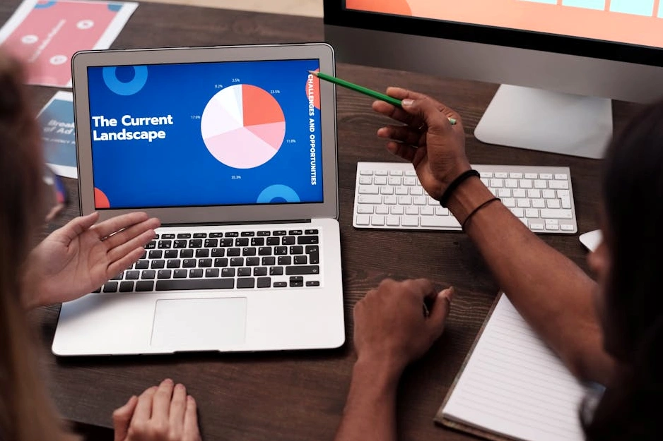 Dizüstü bilgisayarda bütçe planlaması yapan bir kişi